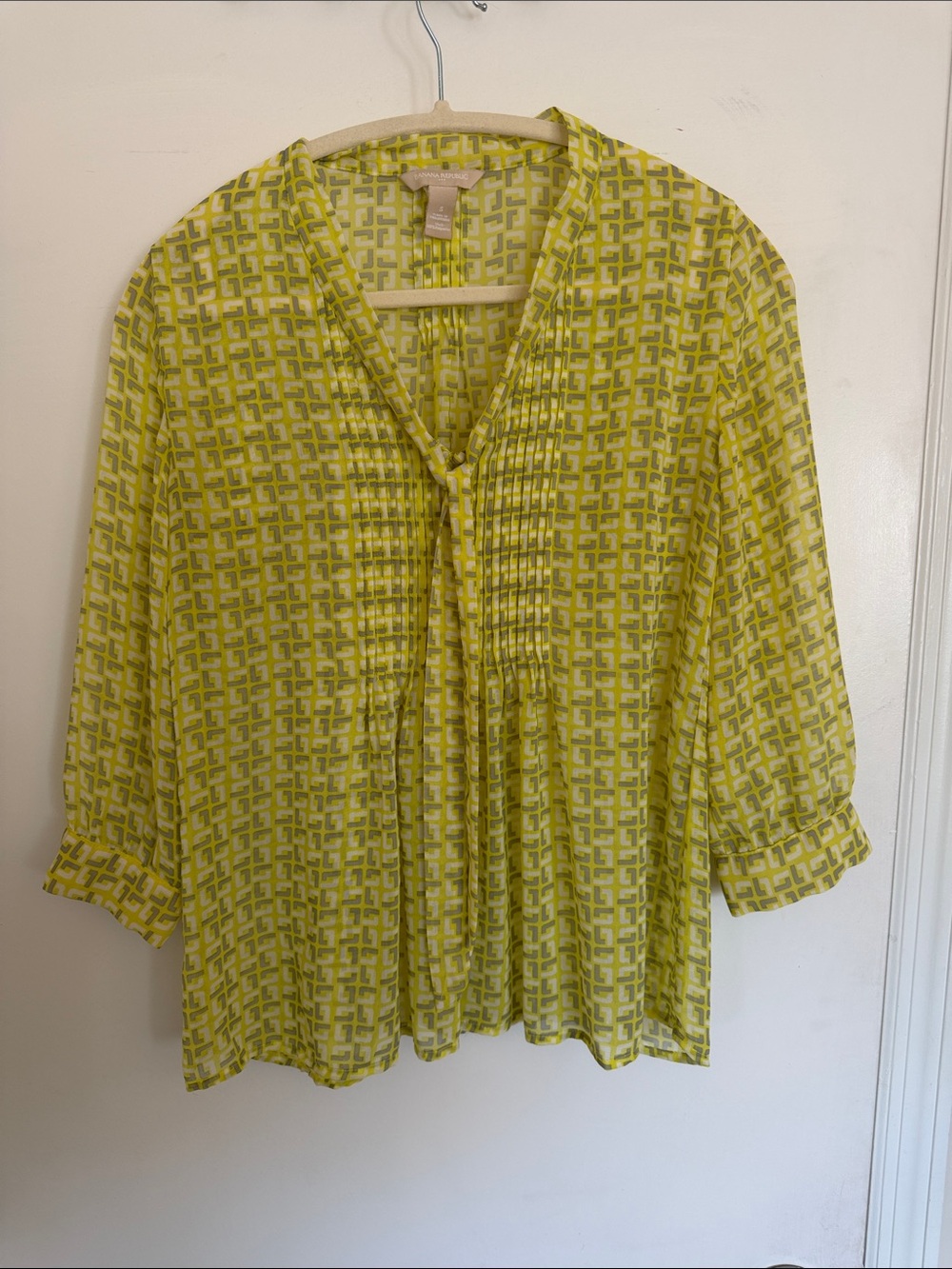 Banana Republic Women’s Yellow and Grey Geometric Tie-Neck Blouse S